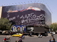 arios automovilistas pasaron junto a una valla publicitaria gigante antiestadounidense que mostraba al presidente de Estados Unidos, Donald Trump, en un ataúd con el texto en persa "Matamos a Trump".