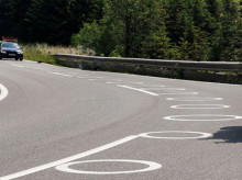 Imagen de los círculos blancos en una carretera