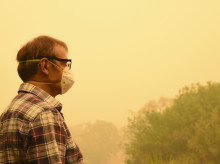 Una persona rodeada de humo de un incendio