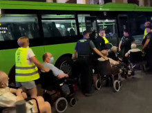 Las labores de la Guardia Civil para evacuar en autobuses a personas con movilidad reducida afectadas por los incendios