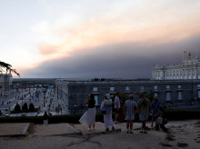 Imagen de la catedral de La Almudena y el Palacio Real de Madrid, con la nube de ceniza al fondo