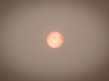 El cielo y el sol cubiertos de humo en el Puesto de Mando Avanzado de la zona afectada por los incendios forestales de la sierra oeste, a 25 de julio de 2026, en Cenicientos, Madrid (España). Sánchez visita el PMA y asiste a la reunión del Comité Estatal de Coordinación y Dirección del Plan Estatal de Emergencias (CECOD) en la que se evaluará la evolución de los fuegos en la zona central del país.

A. Pérez Meca / Europa Press
25/7/2026