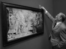 Josep Vilarasau junto a una pintura de Dalí, en 2004