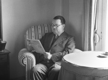 El ministro de Hacienda, José Larraz López, en su domicilio en una imagen de 1941