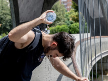 Un chico se moja la cabeza en Madrid