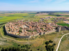 Vista aérea de la ciudad amurallada de Urueña (Valladolid)