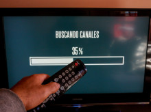 Una persona utiliza su mando de la televisión para buscar canales, en Madrid (España), a 7 de octubre de 2020.