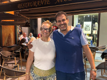 Yolanda y Ade, propietarios del Restaurante Apolo, que este viernes decidió abrir sus puertas