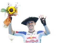 GRAFCAV7078. SAN SEBASTIÁN (ESPAÑA), 01/08/2026.- El ciclista belga Remco Evenepoel ha logrado con autoridad adjudicarse este sábado la Clásica San Sebastián, la cuarta en su carrera, tras imponerse al sprint al ecuatoriano Richard Carapaz, su compañero de una escapada labrada en el último puerto de Murgil a menos de diez kilómetros de meta. EFE/Juan Herrero.