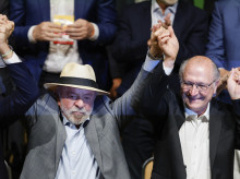 El presidente de Brasil y candidato a la reelección Luiz Inacio Lula da silva junto a su vicepresidente Geraldo Alckmin