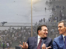 Al fondo el paso fronterizo del Tarajal colapsado por inmigrantes marroquíes durante el asalto a Ceuta (Europa Press)