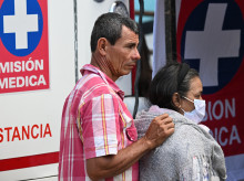 Personas desplazadas en Colombia buscan atención médica en una unidad móvil de salud