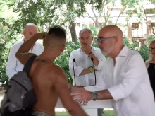 Un hombre se encara con Bendodo en un acto y es expulsado por el candidato del PP en Barcelona
