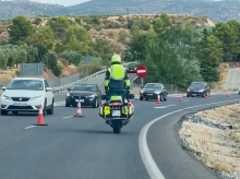 Un agente de la Guardia Civil circulando frente a una retención de coches