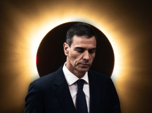 Pedro Sánchez con el eclipse al fondo