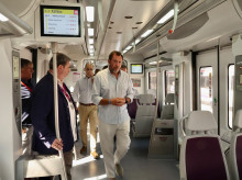 Imagen del ministro de Óscar Puente en uno de los 'nuevos' trenes de Cercanías en Valencia.