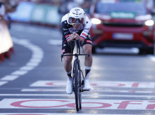 Tadej Pogacar se dispone a ganar la primera etapa de la Vuelta a España