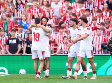 Los jugadores del Sevilla celebran el gol de Ejuke en San Mamés