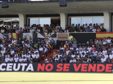 Pancarta de protesta durante el partido de Liga en Segunda División que disputan este sábado Ceuta y Las Palmas