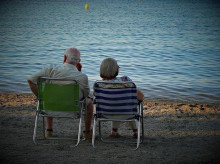 Imagen de archivo de una pareja de ancianos frente al mar