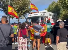 Decenas de vecinos de Ceuta impiden el paso a vehículos con comida para los migrantes: "Cruz Roja es una mafia"