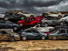 Coches amontonados en Benetusser tras la riada