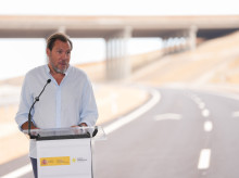 El ministro de Transportes, Óscar Puente, durante la inauguración de un tramo de la autovía A-11 entre Quintanilla, Olivares y Tudela de Duero en un acto celebrado en Valbuena de Duero (Valladolid)