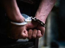 El hombre fue detenido y acusado de múltiples delitos