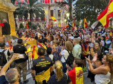 Ceutíes concenttados en la Plaza de África para depositar velas en señal de protesta por la crisis migratoria que atraviesa la ciudad
