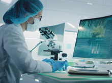 Científica en un laboratorio