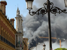 El fuego, originado durante las tareas de soldadura en la planta baja, ha obligado al desalojo inmediato de las personas que están trabajando en dicho proyecto urbanístico