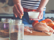 Lavar el pollo antes de cocinarlo aumenta el riesgo de propagar bacterias