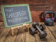 Experta alerta que la enfermedad de la sarcopenia "no debe confundirse con envejecimiento normal"