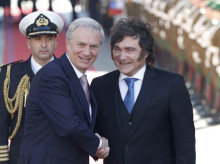 AME4263. SANTIAGO (CHILE), 03/09/2026.- El presidente de Chile, José Antonio Kast (i), posa junto a su homólogo de Argentina, Javier Milei, en una visita oficial este jueves, en el Palacio de la Moneda en Santiago (Chile). EFE/ Elvis González