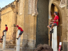 Jóvenes realizando un acto vandálico en la Catedral de Córdoba