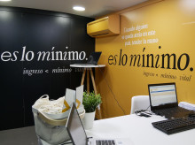 Imagen de una oficina informativa sobre el Ingreso Mínimo Vital