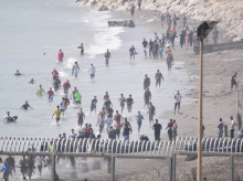 Varios migrantes intentan cruzar la frontera a nado, a 30 de julio de 2026, en Ceuta (España). Centenares de personas de origen magrebí han cruzado a lo largo de la mañana de hoy a Ceuta desde Marruecos, a nado y por el espigón, y una multitud está esperando al otro lado de la frontera para poder entrar en la ciudad autónoma de la misma manera. En la última semana lo han hecho ya más de 2.000 migrantes.

Europa Press / Europa Press
30/7/2026