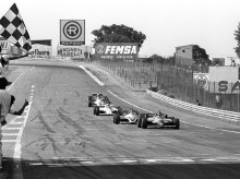 Gilles Villeneuve entra en meta en el GP de España en el Jarama