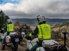 Agentes de la Guardia Civil patrullando en moto