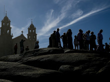 El pueblo gallego que se convirtió en símbolo del Prestige vuelve a llenarse para cumplir un extraño ritual con sus piedras