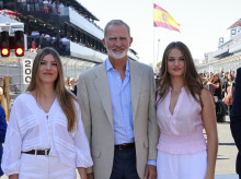 El Rey Felipe VI, la Princesa Leonor y la Infanta Sofía con la bandera de España de Madring
