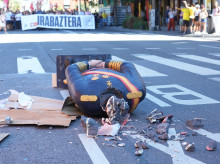 Varios encapuchados destrozan una figura del Rey Felipe VI en San Sebastián
