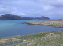 Vista de la isla de South Uist desde la de Eriskay, en medio la pequeña isla de Calvay