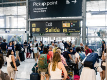 Decenas de personas transitan por la T4 del Aeropuerto Adolfo Suárez Madrid-Barajas,