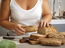 Una mujer prepara su desayuno