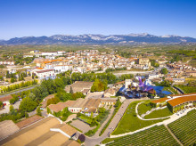 Pueblo de Elciego en La Rioja Alavesa, rodeado por viñedos y la bodega Marqués de Riscal