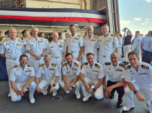 El Almirante General Antonio Piñeiro Sánchez, Almirante Jefe de Estado Mayor de la Armada (AJEMA), junto al almirante Daryl L. Caudle, Chief of Naval Operations (CNO) de la U.S. Navy, y una nutrida representación de oficiales de la Armada española abordo de USS Arlington