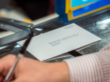 Un sobre de la delegación provincial de la Oficina del censo electoral tras la solicitación del voto por correo, en 2023