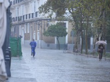 Transeúntes bajo sus paraguas durante la intensa lluvia