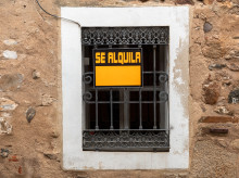 Cartel de una vivienda en alquiler